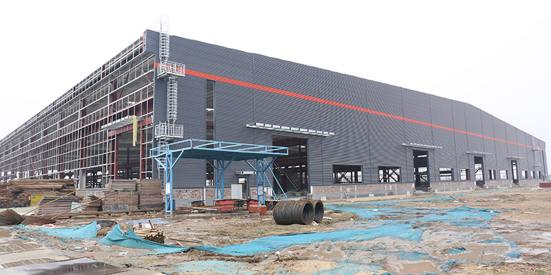 尊龙集团5万平钢结构厂房外墙施工