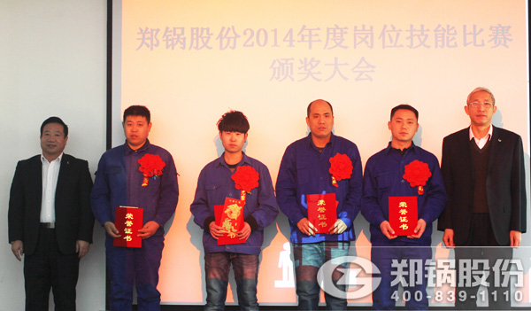 副总裁张文辉、总司理杨予华为获奖第二名员工胡胜伟、吴鹏飞、刘卫锋等揭晓声誉证书