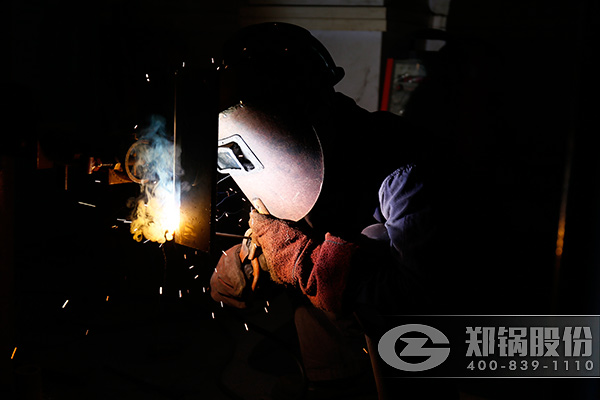 尊龙集团铆工焊工交锋竞赛