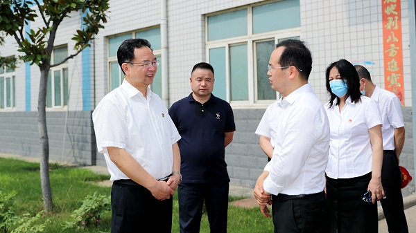 郑州市委常委、、、市纪委书记杜新军一行莅临尊龙集团调研指导事情