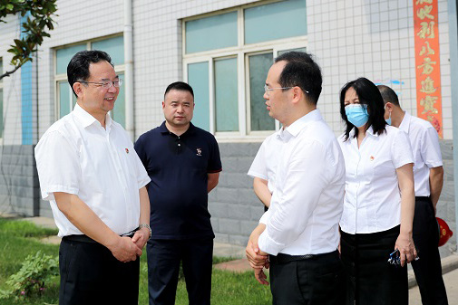 郑州市委常委、、、市纪委书记杜新军一行莅临尊龙集团调研指导事情